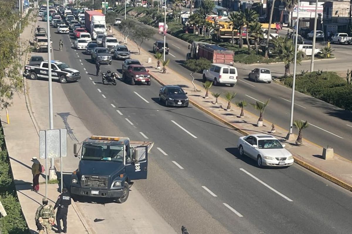 Tráfico lento en el bulevar Benito Juárez tras accidente fatal en Rosarito