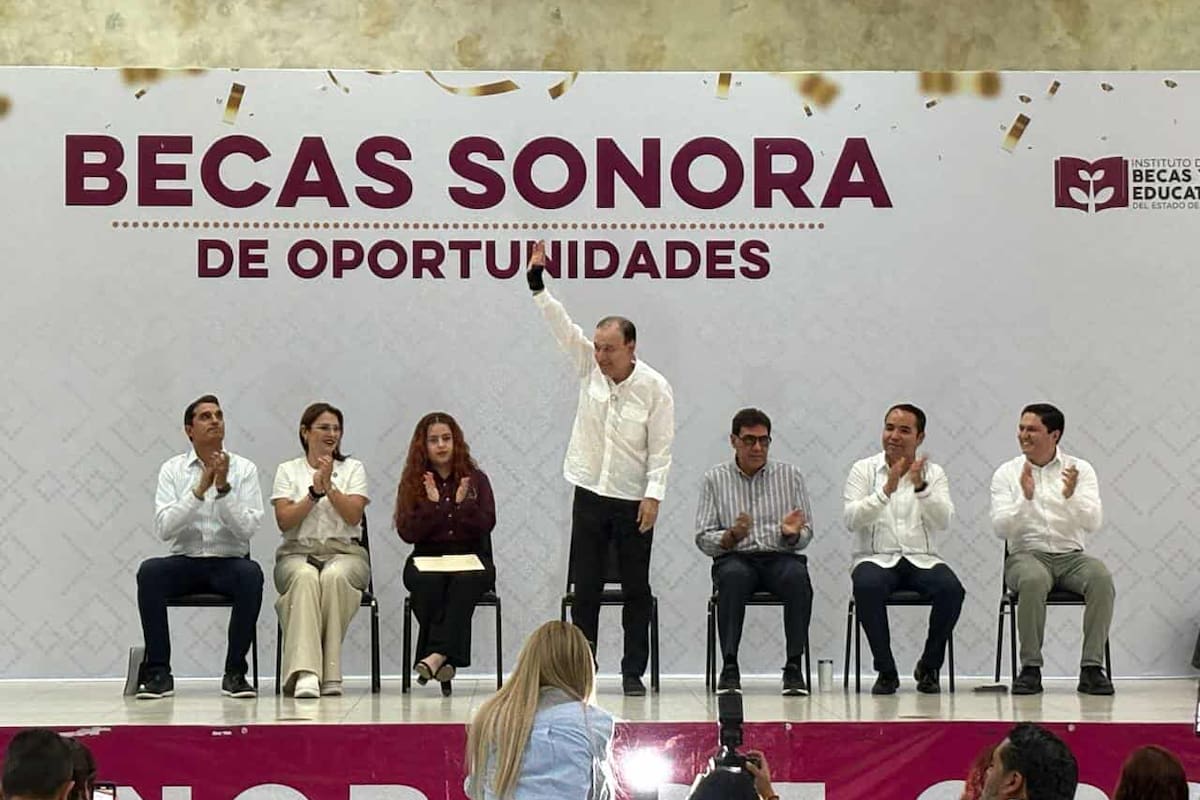 Entrega gobernador mil becas a universitarios nogalenses