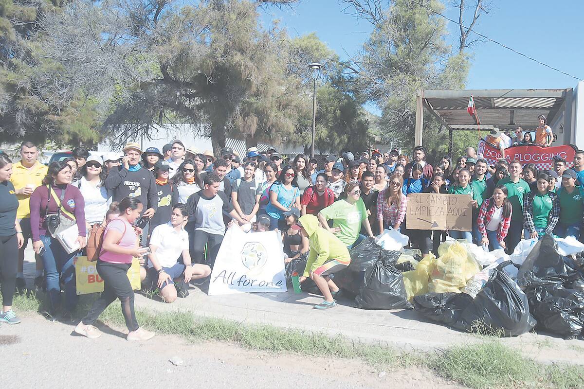 Recogen de Bahía de Kino 1.4 toneladas de basura