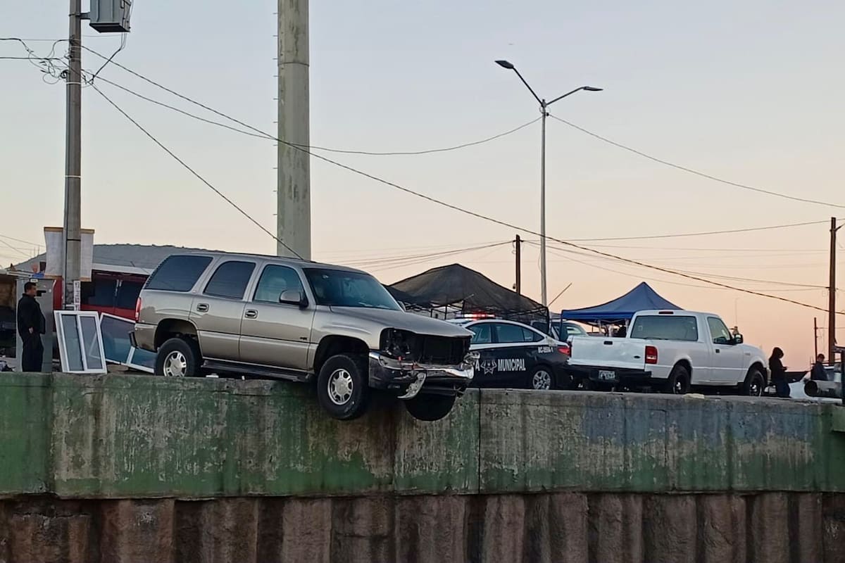 Camioneta queda montada en puente vehicular