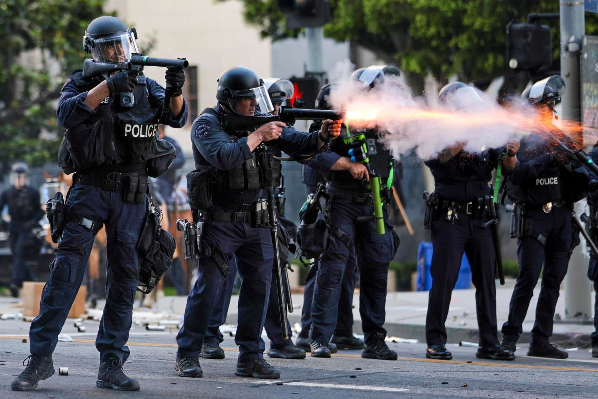 FOTODELDÍA LOS ÁNGELES (Estados Unidos), 09/06/2025.- La policía dispara gases lacrimógenos contra activistas durante las protestas provocadas por las redadas de inmigración en Los Ángeles, California, EE. UU.. El presidente estadounidense, Donald Trump, ha desplegado 2000 efectivos de la Guardia Nacional, a pesar de no haber recibido ninguna solicitud de asistencia adicional del estado de California, tras las multitudinarias protestas contra las redadas de inmigración en curso en el área de Los Ángeles durante los últimos días. | Crédito: EFE/ Allison Dinner