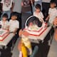 Cumpleañero es empujado en la “mordida” y arruina el pastel como venganza