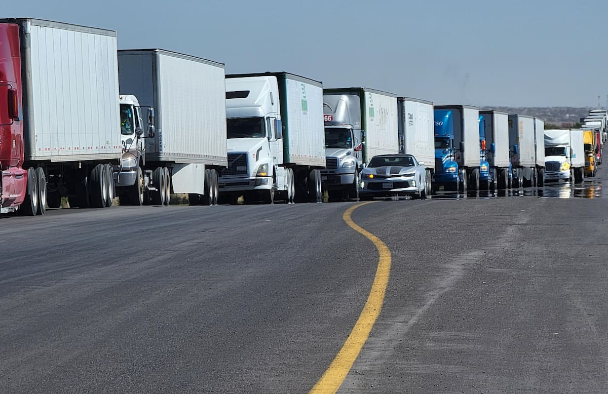 Tractocamiones hacen fila por el cruce de Santa Teresa, Nuevo México, en Ciudad Juárez, estado de Chihuahua (México). EFE/Luis Torres