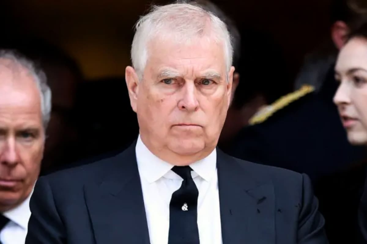 Activistas colocan imagen del príncipe Andrés saliendo de una comisaría en el Museo del Louvre