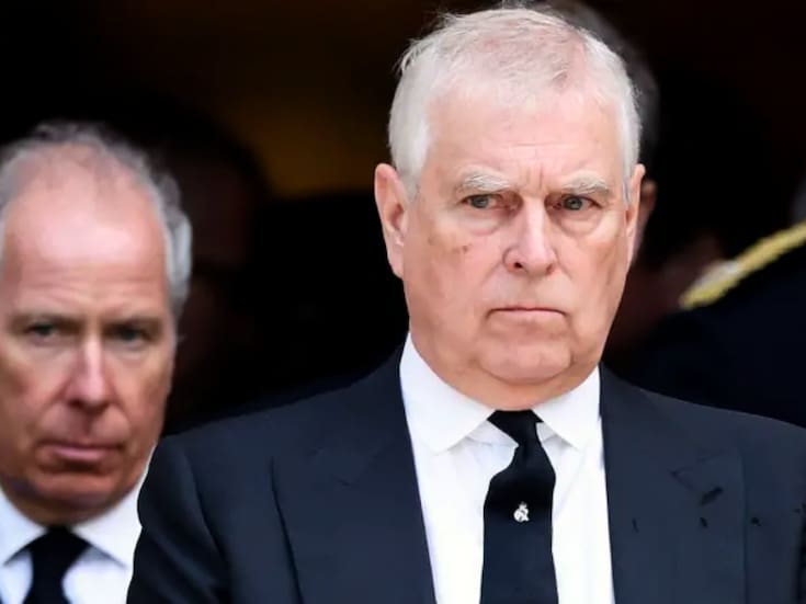 Activistas colocan imagen del príncipe Andrés saliendo de una comisaría en el Museo del Louvre