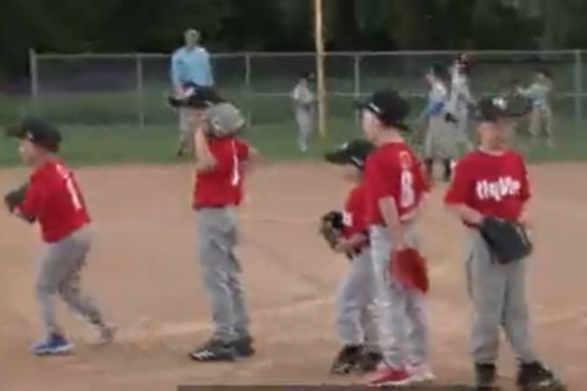 VIDEO: Divertida conversación de niños durante partido de baseball infantil causa sensación en redes