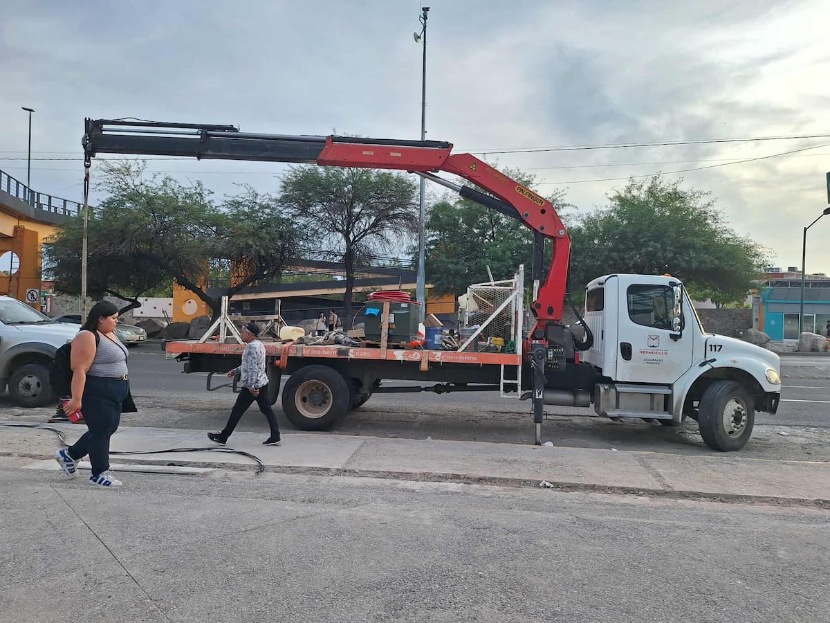 Personal del Ayuntamiento trabaja en el alumbrado público de los alrededores del puente entre la Universidad de Sonora y el Hospital Universitario. | Crédito: Julián Ortega (GH)