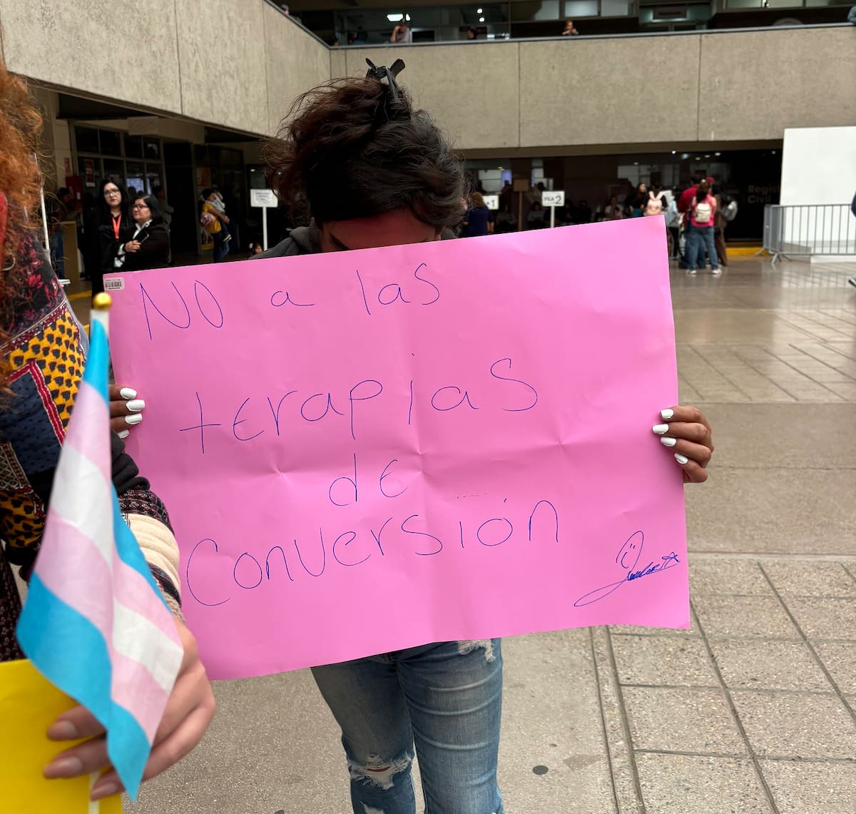 Colectivos denunciaron presuntas prácticas de conversión y actos revictimizantes por parte de la llamada “patrulla espiritual”, tras difundirse videos de una mujer trans obligada a cortarse el cabello. Foto: Lorena Yaneim Salinas