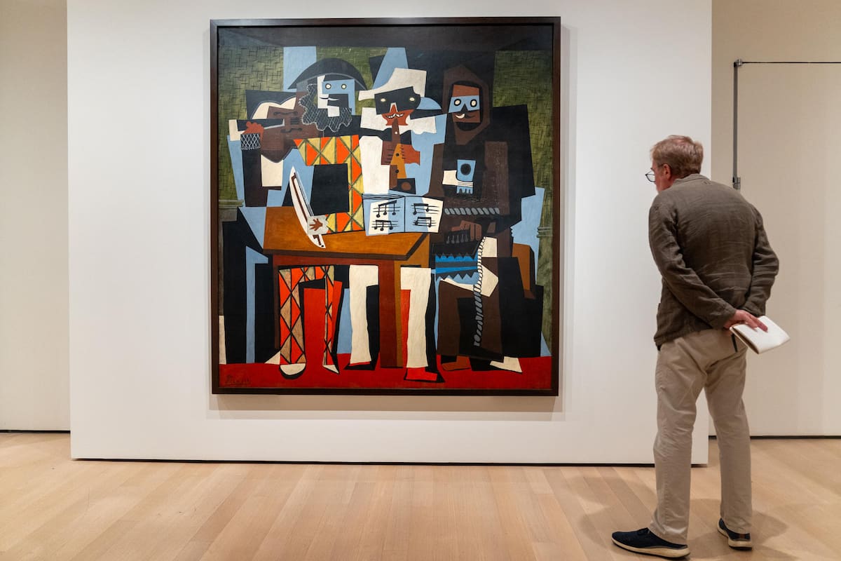 Visitantes observan obras expuestas en la muestra 'Picasso in Fontainebleau' del artista Pablo Picasso, en el Museo de Arte Moderno de Nueva York (MoMA), en Nueva York (Estados Unidos). EFE/Ángel Colmenares