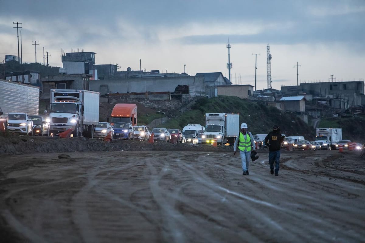 La unidad transportaba a unos 27 trabajadores; no se reportaron personas con lesiones de gravedad tras el accidente. Foto: Border Zoom