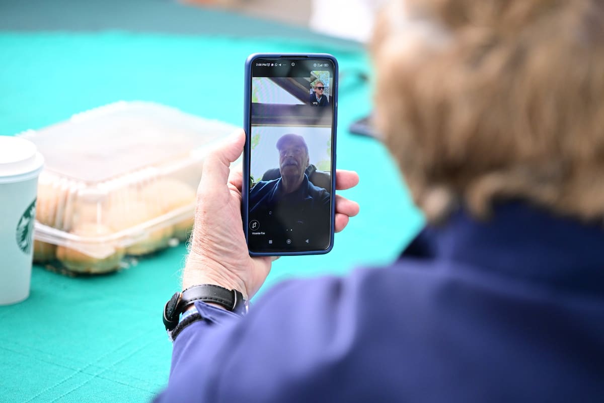 El dirigente nacional del PRI, Alejandro Moreno Cárdenas, visitó al exgobernador de Baja California, Ernesto Ruffo Appel, en su domicilio en Ensenada, donde permanece en prisión domiciliaria. Moreno expresó su respaldo, aseguró que lo considera inocente y anunció una denuncia internacional por presunta persecución política. Foto: Cortesía