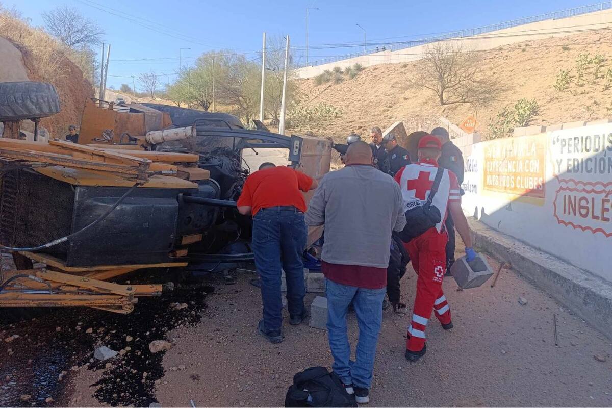 Conductor de retroexcavadora lesionado tras volcamiento