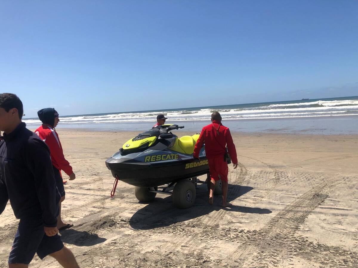 Advierten por corrientes peligrosas en playas de Rosarito.