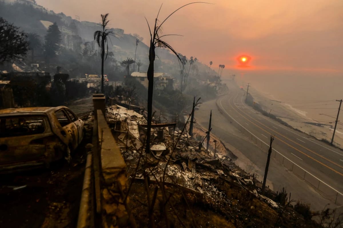 Sale el sol sobre el vecindario de Pacific Palisades, después de los devastadores incendios forestales del jueves. Reuters