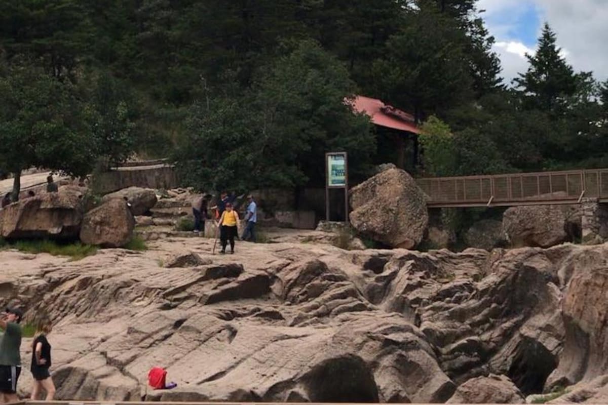 Por tomarse ‘selfie’, turista cae de cascada de Basaseachi