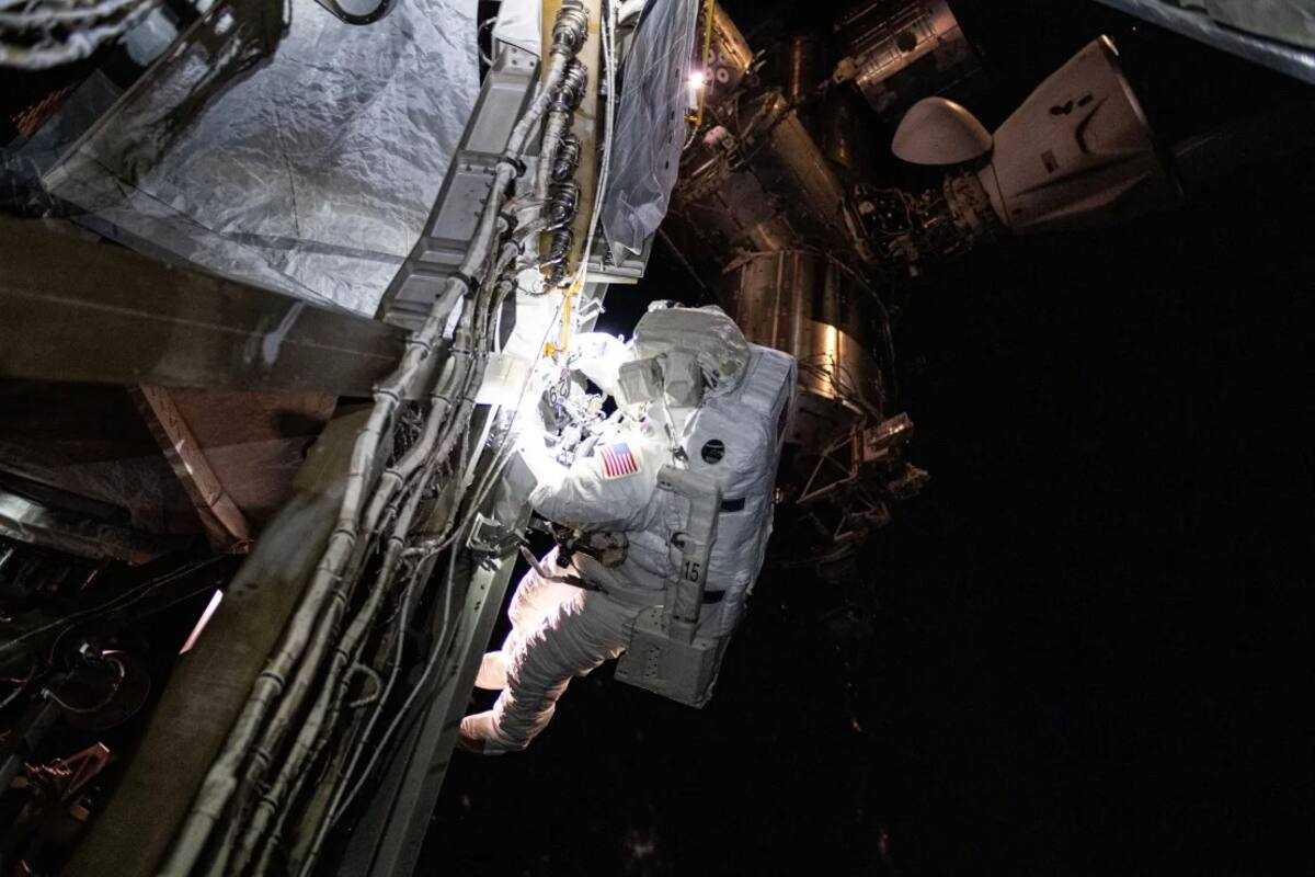 Suni Williams realizó una caminata espacial de seis horas fuera de la Estación Espacial Internacional. En la imagen, se observa una nave espacial tripulada SpaceX Dragon (en la parte superior derecha) acoplada al módulo Harmony de la estación espacial. Foto: NASA