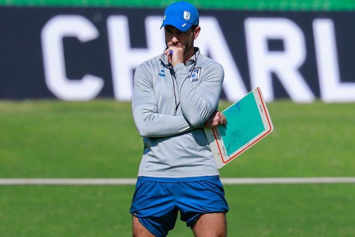 Alex Diego, cesado del banquillo del Querétaro