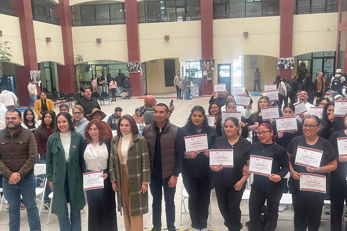Reciben diploma por cursas talleres en Centros Integradores del Bienestar en Rosarito