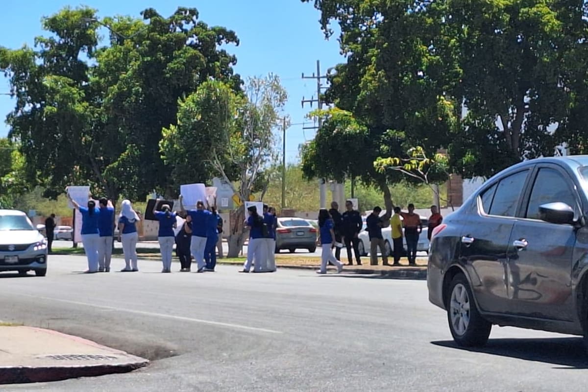 Estudiantes de Odontología de la Universidad ION protestan y bloquean el bulevar Navarrete por falta de instalaciones adecuadas en Hermosillo