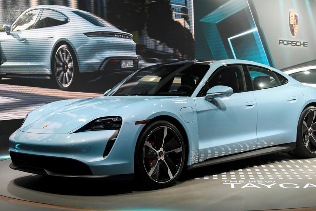 Graban cuando un Porsche intenta estacionarse y cae sobre otro coche