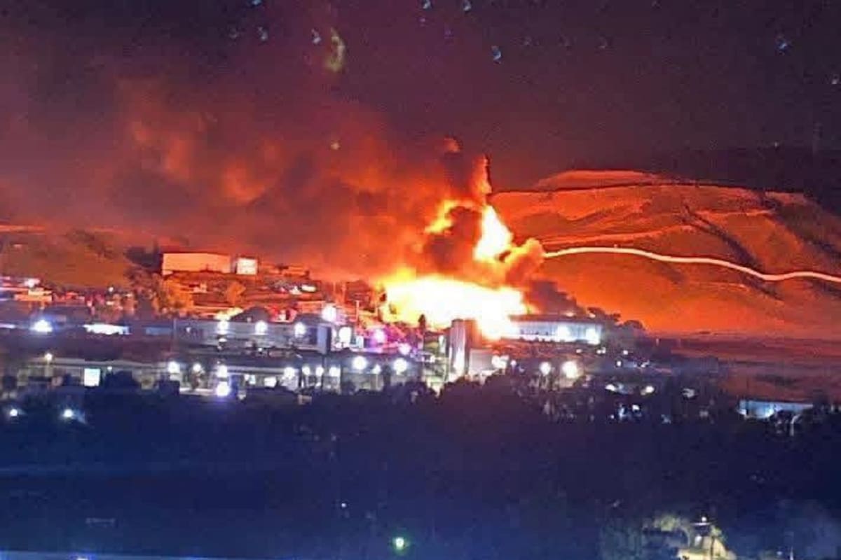 Arde fábrica de materiales reciclables en El Sauzal