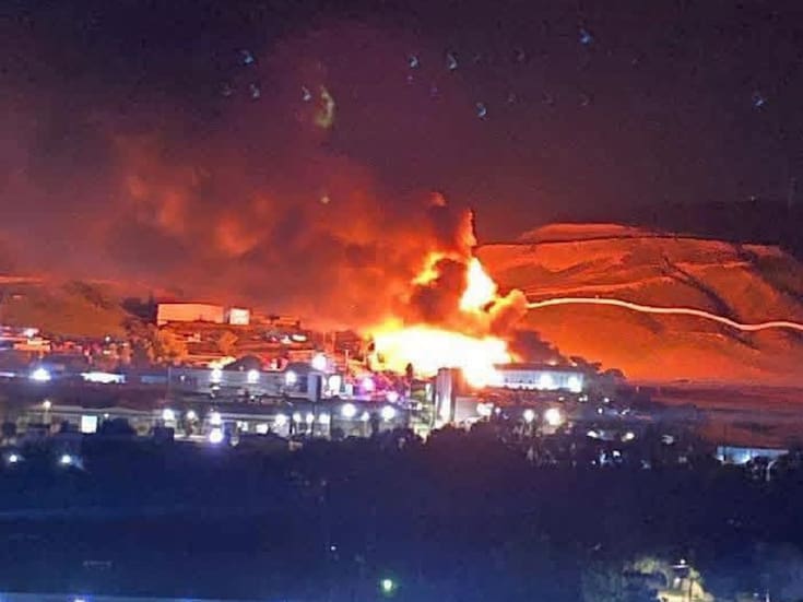 Arde fábrica de materiales reciclables en El Sauzal