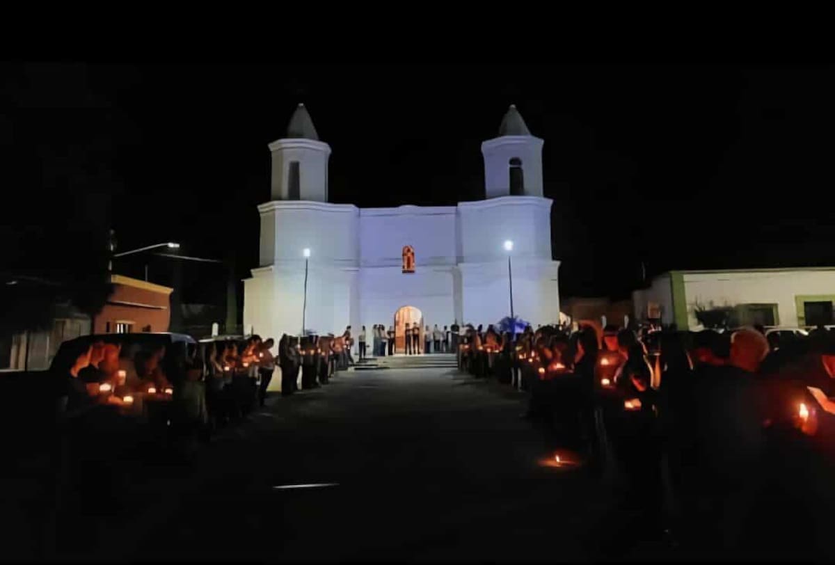 Anoche, la comunidad de Aconchi despidió al sacerdote Juan Francisco Salcido Williams, conocido como Padre "Coki", formando una valla y encendiendo velas frente a la Iglesia de San Pedro y San Pablo. FOTO: ESPECIAL