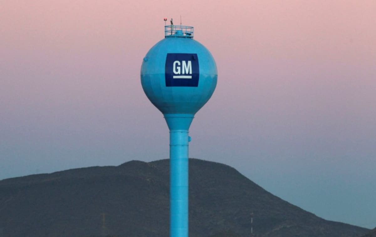 FOTO ARCHIVO: El logotipo de GM se ve en la Planta de Ensamble de General Motors en Ramos Arizpe, en el estado de Coahuila, México. 25 de noviembre, 2017. REUTERS/Daniel Becerril/Archivo