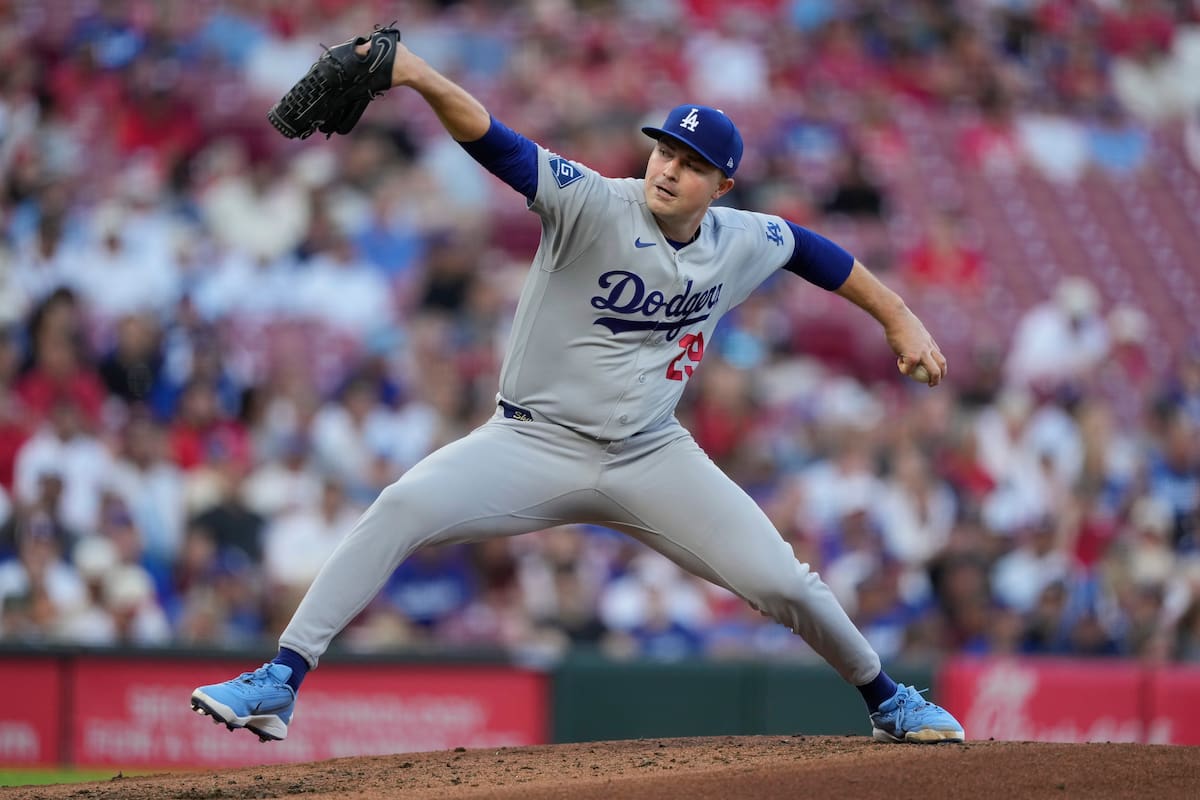 El lanzador de los Dodgers de Los Ángeles, Tarik Skubal, lanza durante la segunda entrada de un partido de béisbol contra los Rojos de Cincinnati, el lunes 14 de septiembre de 2026, en Cincinnati. (Foto AP/Carolyn Kaster)