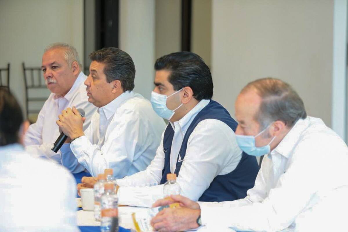 Reaparece Cabeza de Vaca en reunión con su gabinete