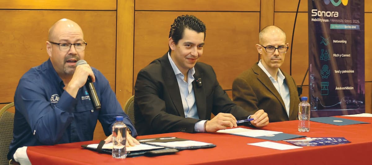 Juan Carlos Campoy Ramos, presidente del Clúster Automotriz en Sonora, informa los detalles del foro. FOTO: TEODORO BORBÓN