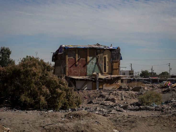 Hogares de cartón los resguardan del frío