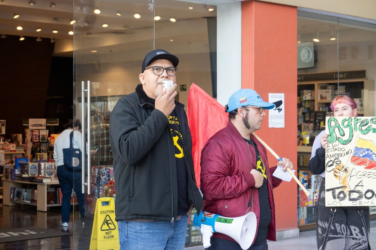 Integrantes del Frente Popular Revolucionario y del Movimiento de Izquierda Revolucionaria protestaron en Tijuana contra la intervención del presidente Donald Trump en el arresto de Nicolás Maduro. Foto: Border Zoom
