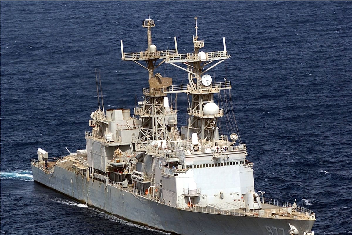 ¿Con qué armamento cuenta el buque destructor desplegado en el Pacífico por EU para reforzar la seguridad fronteriza?