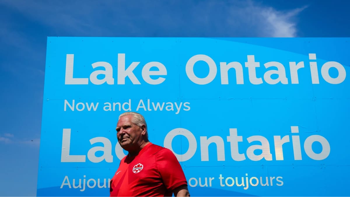 Doug Ford colocó un letrero gigante para defender el nombre del Lago Ontario frente a la orden de Trump. (AP)