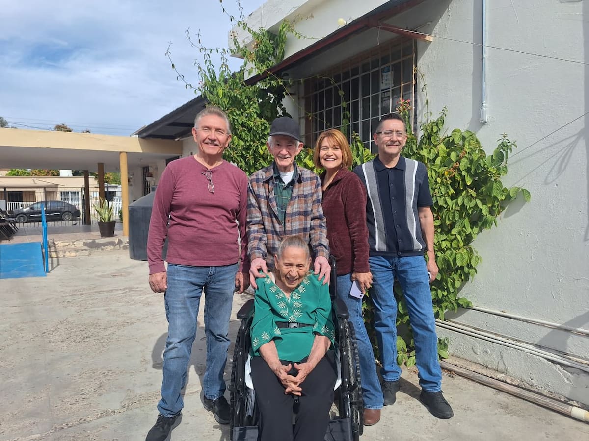 Francisco Vázquez Duarte, su esposa Alicia Aguirre García y sus tres hijos. FOTO: GH