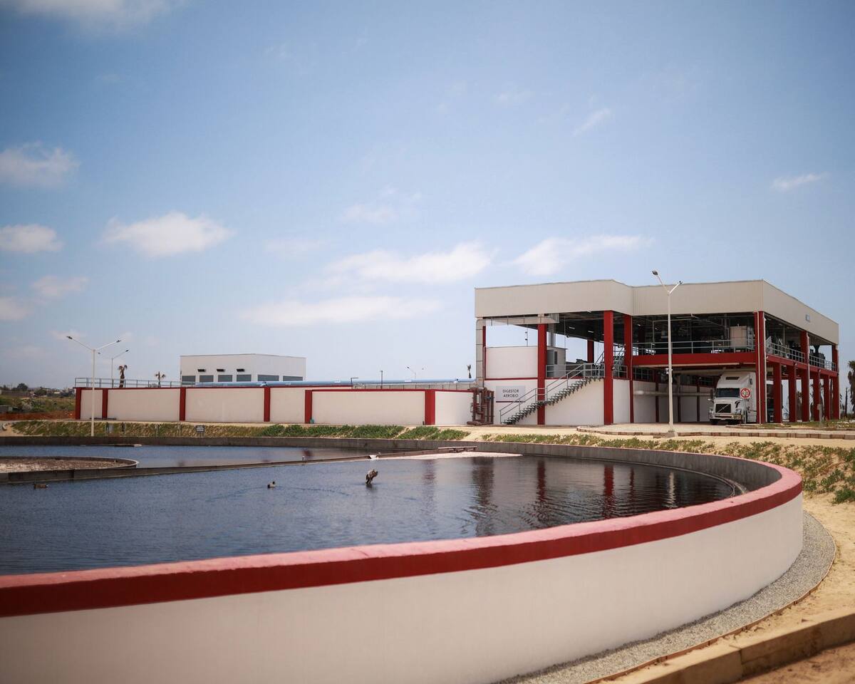 La mandataria y la secretaria de Medio Ambiente Federal, constataron los avances en la construcción y rehabilitación de la planta. Foto: Cortesía