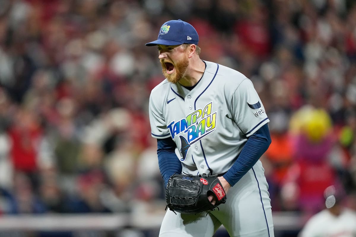Drew Rasmussen, lanzador de los Rays de Tampa Bay, celebra al final de la séptima entrada frente a los Guardianes de Cleveland, en el Juego 5 de la Serie de Campeonato de la Liga Americana, el domingo 18 de octubre de 2026, en Cleveland. (AP Foto/David J. Phillip)