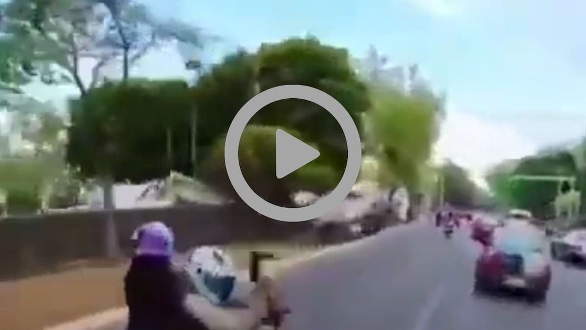 VIDEO: Se viraliza en redes el video de un motociclista disparando un arma automática entre el tráfico de Paseo de la Reforma en la CDMX