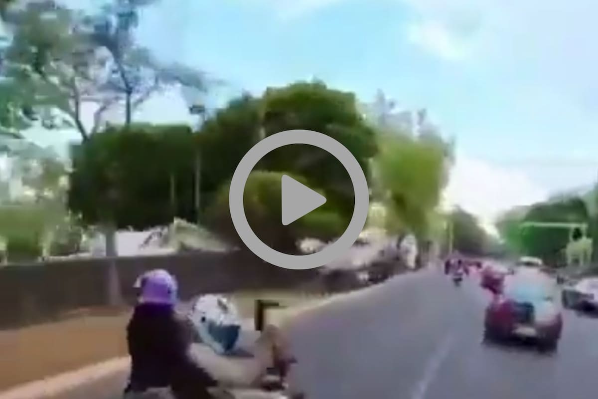 VIDEO: Se viraliza en redes el video de un motociclista disparando un arma automática entre el tráfico de Paseo de la Reforma en la CDMX