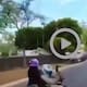 VIDEO: Se viraliza en redes el video de un motociclista disparando un arma automática entre el tráfico de Paseo de la Reforma en la CDMX