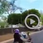 VIDEO: Se viraliza en redes el video de un motociclista disparando un arma automática entre el tráfico de Paseo de la Reforma en la CDMX