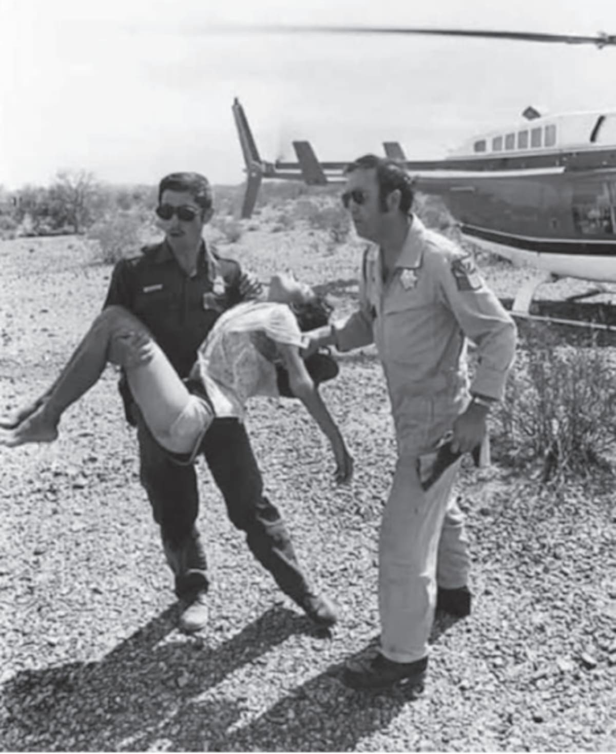 Momentos en que Dora Luz era rescatada en el desierto de Arizona, cuando estaba a punto de morir de sed. La foto es de 1980. Foto: Especial