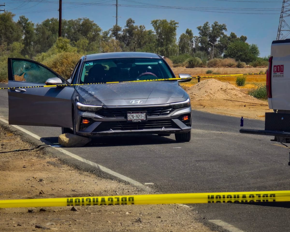 Ataque armado cobra la vida de una mujer. Una mujer murió tras ser atacada a tiros mientras se encontraba a bordo de un vehículo en el ejido Cuernavaca, en Mexicali. El hecho ocurrió sobre la carretera que comunica a Cuernavaca con Islas Agrarias. Javier Gallegos/LA CRÓNICA