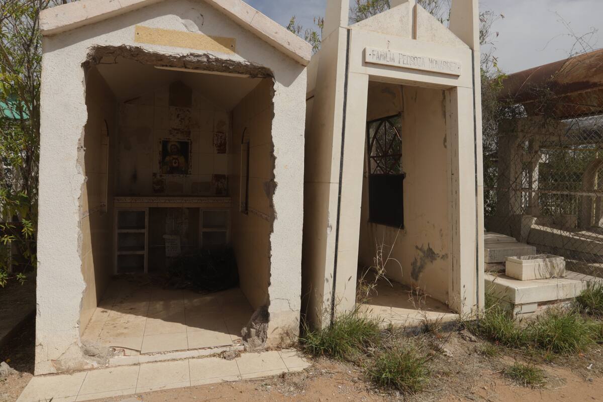 Ladrones roban trabajos de herrería en panteones