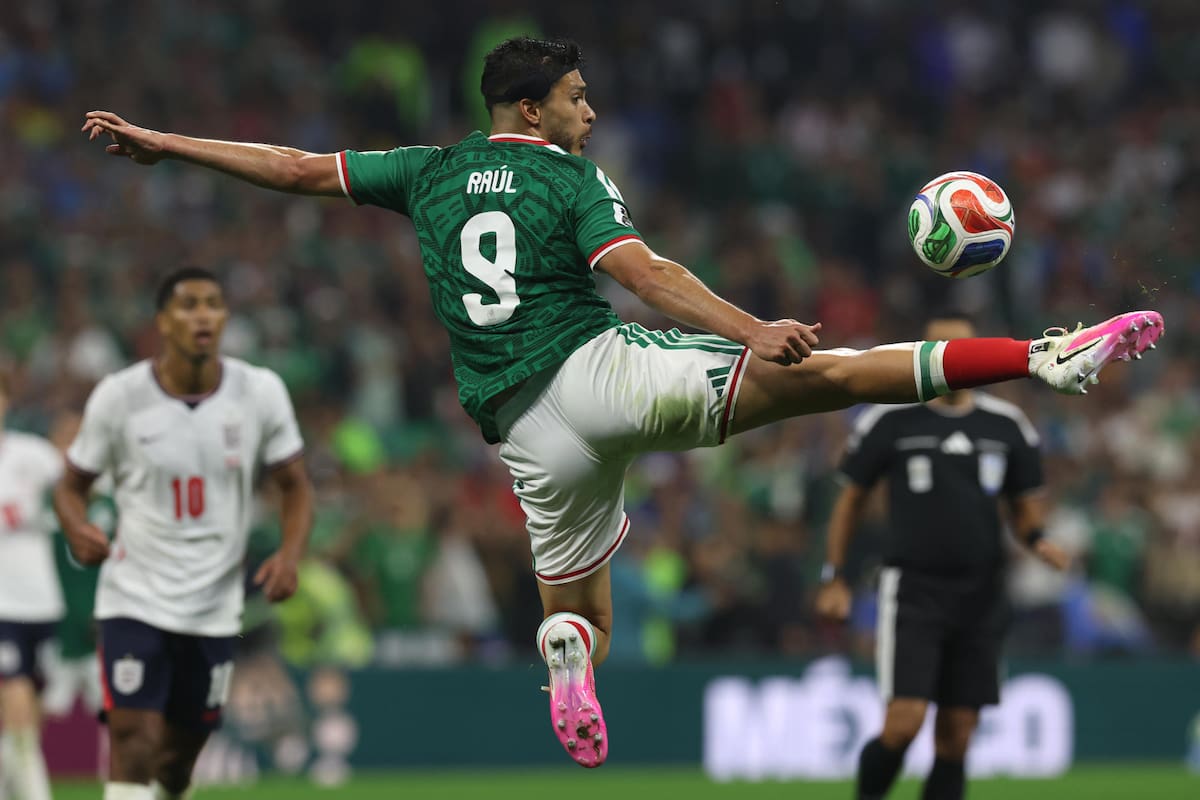 GR1214. CIUDAD DE MÉXICO (MÉXICO), 05/07/2026.- Raúl Jiménez (c) de México patea un balón este domingo, en un partido por los octavos de final del Mundial de la FIFA 2026 entre México e Inglaterra en el estadio Azteca en Ciudad de México (México). La amenaza de una tormenta ha puesto en riesgo el inicio a tiempo del partido. EFE/ Alex Cruz