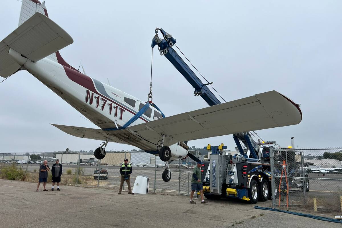 Avioneta aterriza de emergencia en carretera al norte de San Diego, encuentran droga a bordo