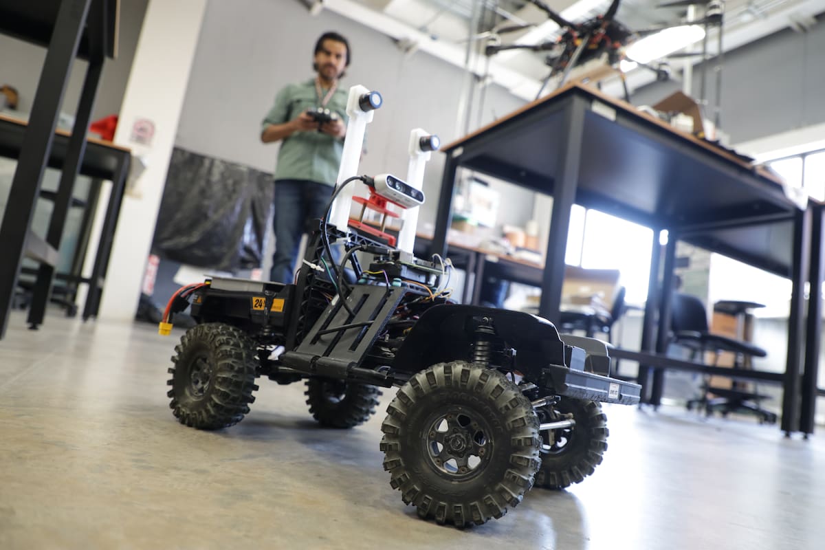 (251121) CIUDAD DE MEXICO, 21 noviembre, 2025 (Xinhua) Estudiantes del IPN de México desarrollaron un rover, equipado con redes neuronales y visión artificial, capaz de identificar riesgos geológicos, detectar condiciones extremas y reconocer la presencia de gases tóxicos en zonas mineras. (Xinhua/Francisco Cañedo) (fc) (oa) (ra) (ce)