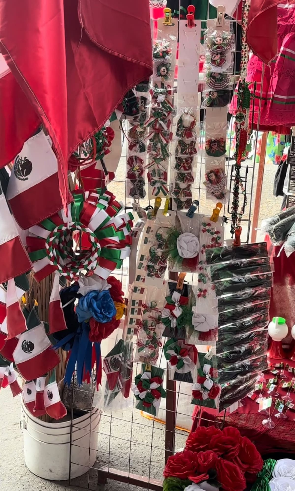 Comerciantes de Tijuana reportan un aumento en las ventas de ropa típica y artículos patrios previo al 15 de septiembre. Foto: Cortesía