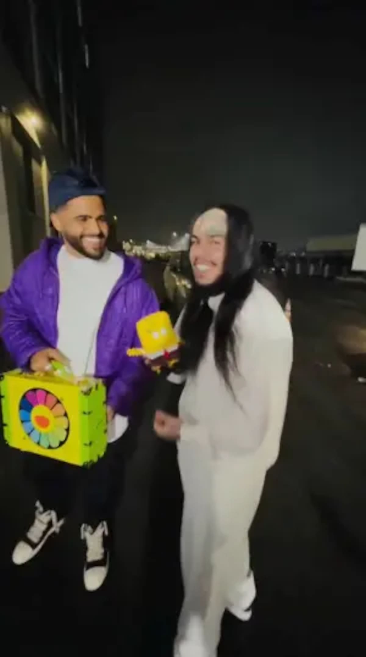 Tekashi 6ix9ine presume firma de Nicolás Maduro en muñeco de Bob Esponja tras salir de prisión. Foto: Instagram/@6ix9ine